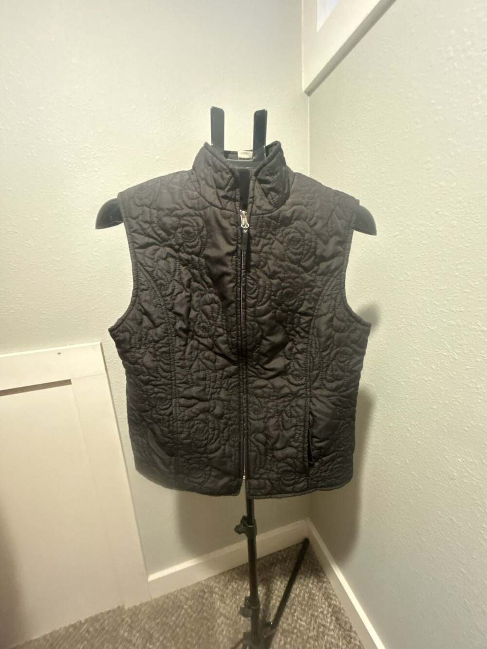 Nina Capri Quilted Vest Size S Black Rose Pattern Full Zip